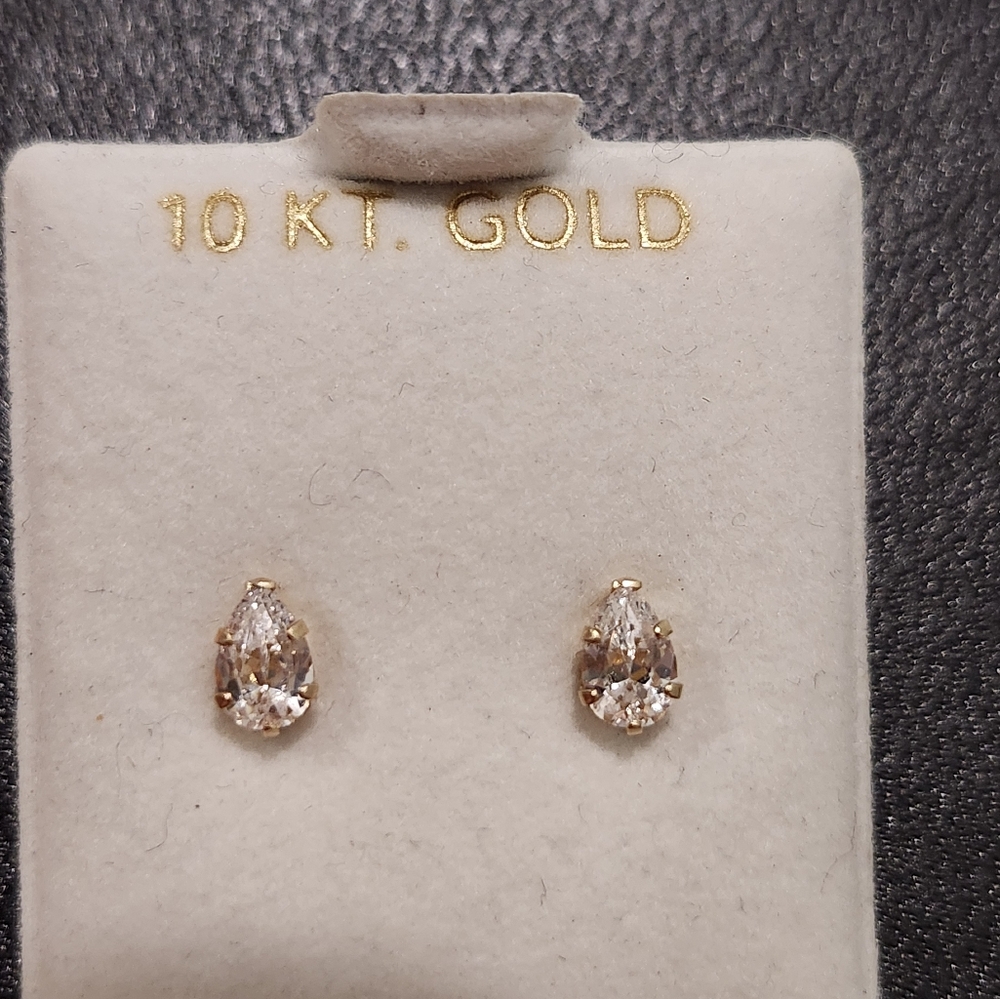 NWT 10k Pear Cubic Zirconia Stud Earrings